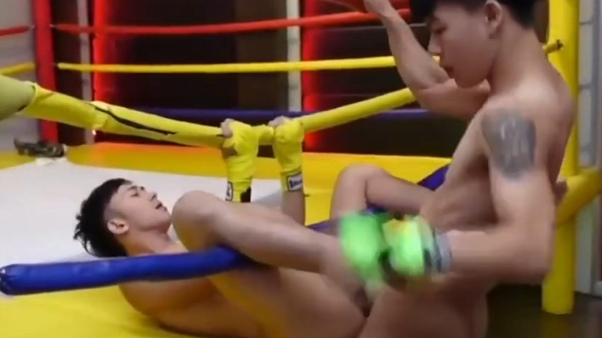 หนุ่มไทยบ็อกซิ่งบอย โชว์ควยใหญ่ยาวให้รุ่นพี่ในค่ายมวยเย็ดตูดฟรี